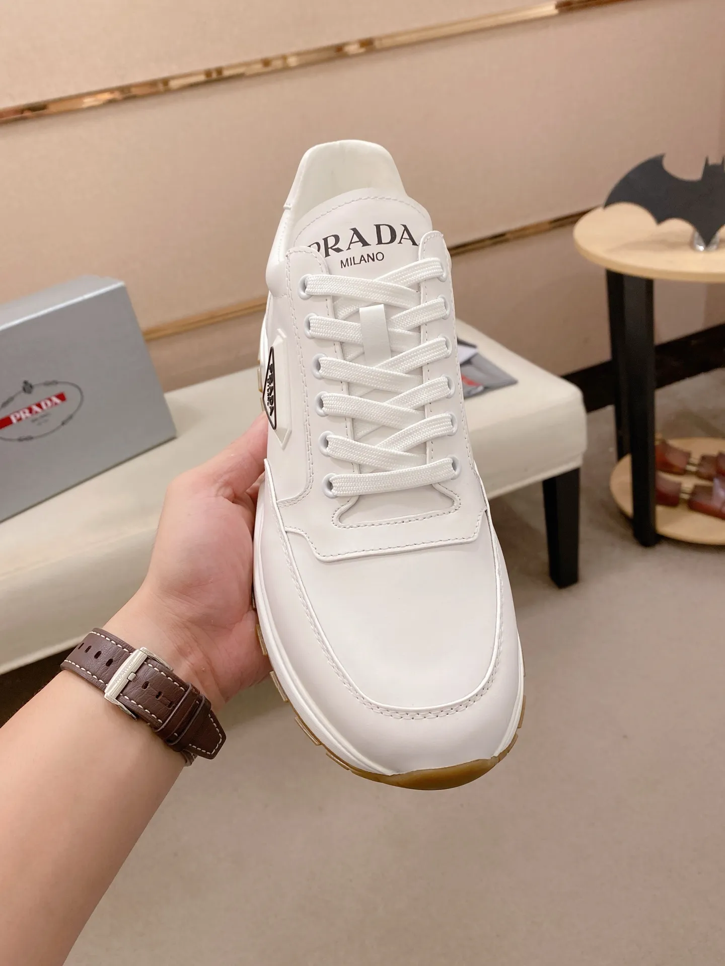 Factory price 560💰 ✔️✔️✔️High-quality new PRADA counters are on the market at the same time. The new men's shoes and 😘fabrics are selected from imported first-layer cowhide and are made with pure handcrafts. Lining: Full cowhide lining. 👍🏿 High-end ☄️ air-cushion molded anti-slip rubber outsole, exquisite lines, simple and elegant, comfortable and high-end for leisure travel. Code number: 38 to 44 (45 can be customized and cannot be returned or exchanged)